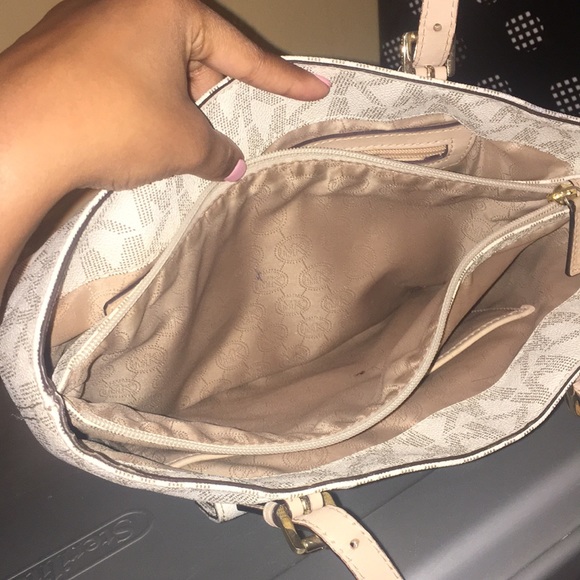 Michael Kors Signature Purse. - Picture 5 of 8